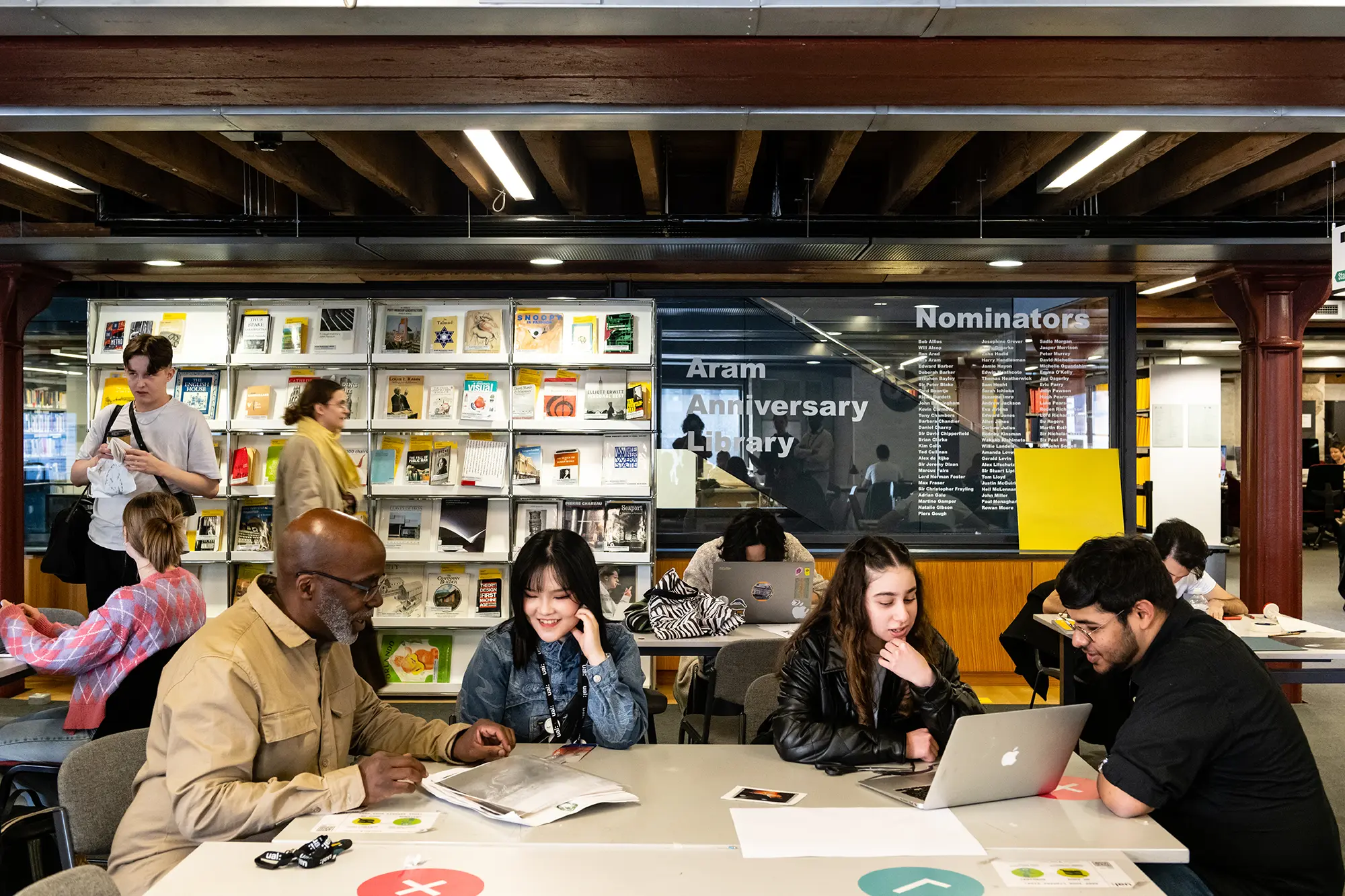 Students and staff working in Central St. Martins library | Ana Blumenkron